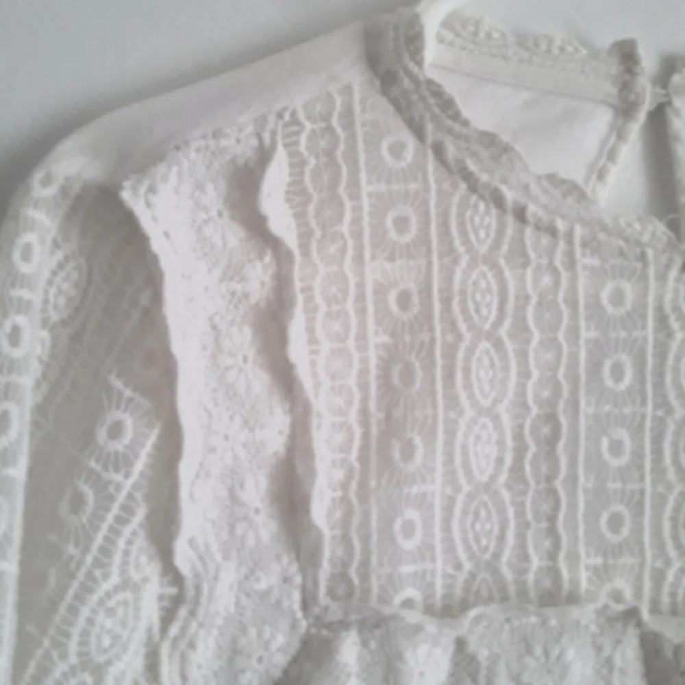 Retro Victorian-style light cotton and lace blouse - Picture 2 of 6